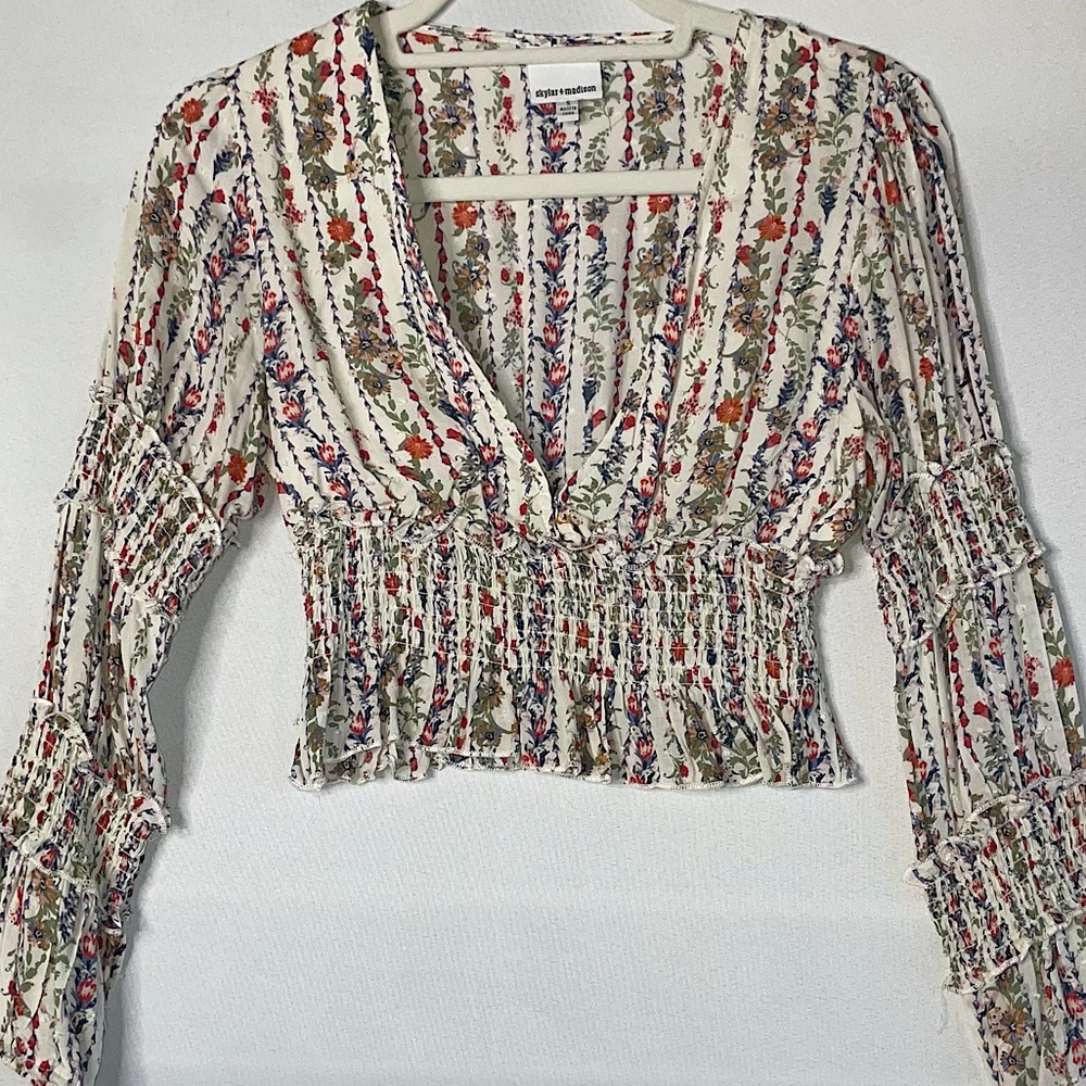 ISABELLE’S CABINET Cropped Floral Blouse